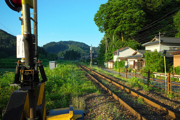 早朝の線路と踏切