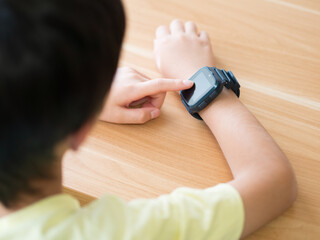スマートウォッチを身につけた子供の腕