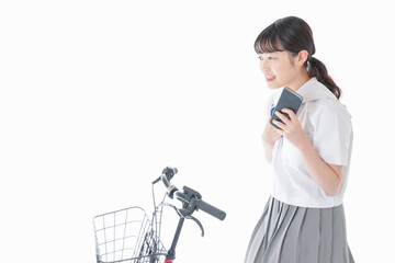 自転車でスマホを使う若い学生
