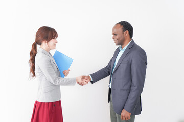 握手をする2人のビジネスパーソン