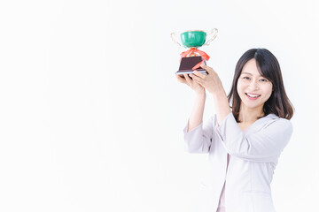 会社で表彰される若い女性