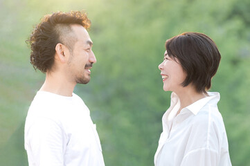 Obraz premium メインビジュアルにも！笑顔で見つめ合う中年（壮年）アジア人（日本人）夫婦の様子 