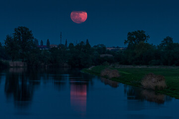 wschód księżyca w pełni nad rzeką