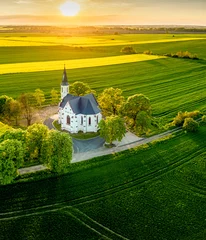 Foto op Canvas biały kościół wśród pól i zielonych łąk © Henryk Niestrój