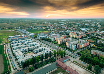 nowoczesne osiedle na przedmieściach w widoku z góry 