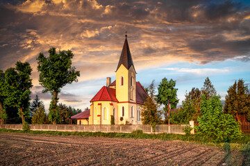 wiejski kościół w polu na skraju wsi