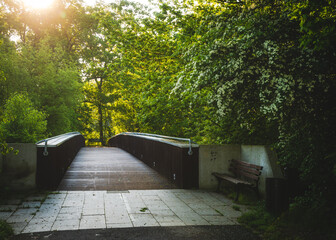 drewniany mostek w parku to Mostek Wielkiej Orkiestry Świątecznej Pomocy w Opolu