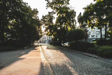 miasto Opole z brukowaną ulicą w słonecznym blasku - obrazy, fototapety, plakaty