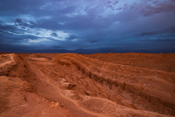 Valle della luna al crepuscolo deserto di Atacama