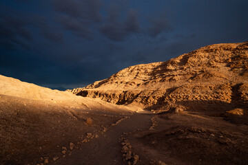 Fototapeta na wymiar Sentiero dorato Valle della Luna nel deserto di Atacama