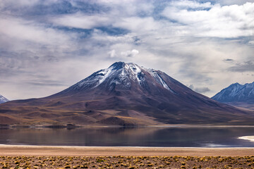 Laguna Miscanti con il vulcano sull'altopiano di Atacama Cile - obrazy, fototapety, plakaty