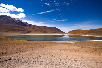 Discesa sabbiosa verso Laguna Miniques altopiano di Atacama in Cile 