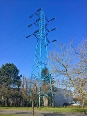 pylône électrique bleu