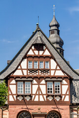 Fototapeta na wymiar Das Alte Rathaus und die katholisch Pfarrkirche St. Peter und Paul in Hofheim am Taunus