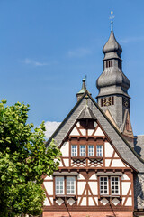 Fototapeta na wymiar Das Alte Rathaus und die katholisch Pfarrkirche St. Peter und Paul in Hofheim am Taunus