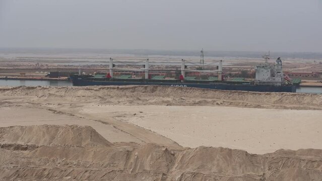 ship crossing the suez canal 4k