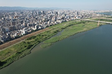 Obraz premium 大阪 淀川から見た新大阪方面の風景