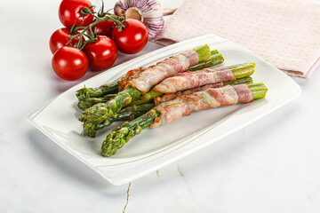 Grilled asparagus with bacon