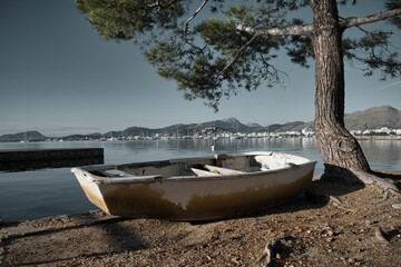 barca abandonada junto a la orilla - obrazy, fototapety, plakaty