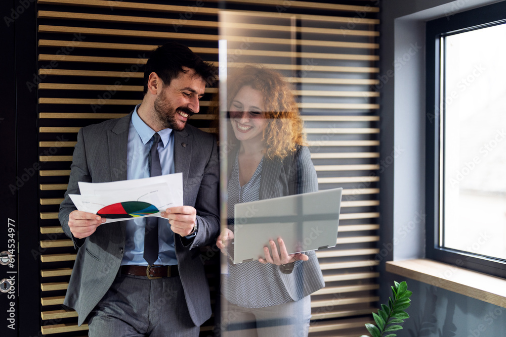 Wall mural Businessman and businesswoman working together