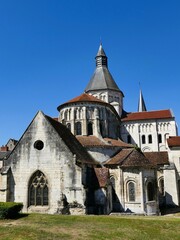 Fototapeta na wymiar Le chevet, l’abside et le clocher octogonal de l’église Notre-Dame du prieuré de La charité-sur-Loire