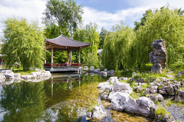 Fototapeta na wymiar Linglong Pond is the pond of refinement located in Huamin Park in Moscow