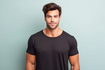 Obraz premium Portrait of a muscular handsome guy wearing a plain t-shirt, isolated on a pastel background. Generative AI illustration.