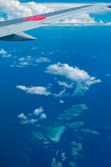 Fototapeta na wymiar 飛行機から見る沖縄の海