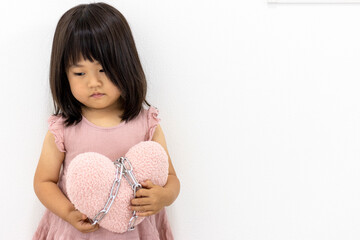 鎖の巻かれたハートを持つ女の子（日本人、2歳11か月）