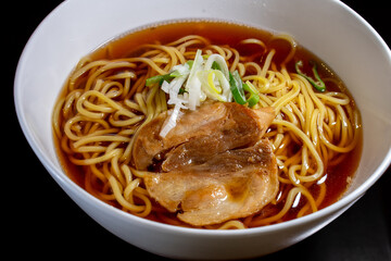 醤油ラーメン　叉焼　メンマ　黒背景　俯瞰
