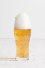 グラスに注がれるビール　beer being poured into a glass