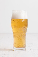 グラスに注がれるビール　beer being poured into a glass