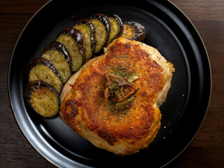 ローストチキン　黒背景　俯瞰