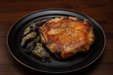 ローストチキン　黒背景　俯瞰