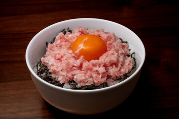 ネギトロ海鮮丼　卵黄付き　塩昆布