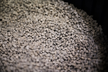 Pile of tumbling mediums for vibratory finishing machine