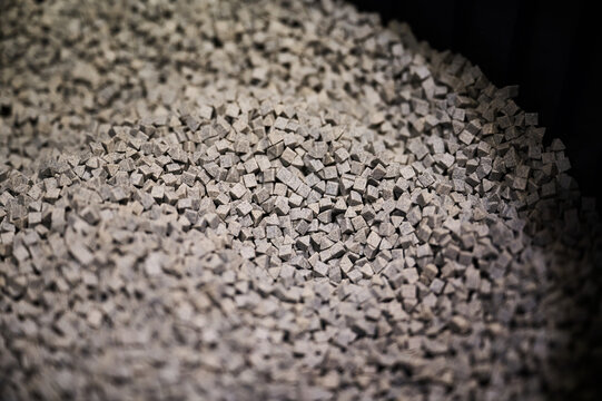 Pile of tumbling mediums for vibratory finishing machine