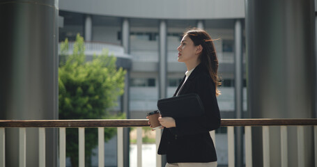 Young asian business woman hurry walking in rush hour,