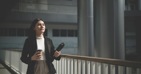 Young asian business woman hurry walking in rush hour,