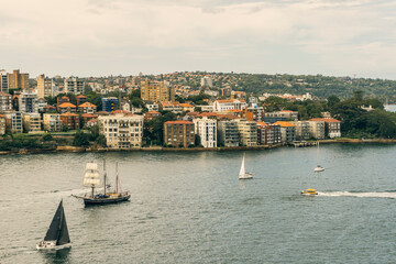 Obraz premium Buildings across from Sydney in Australia and yachts on the sea