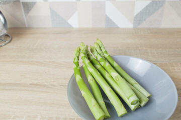 asparagus in a gray plate on the table.