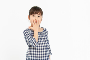 手で口を隠す女の子
