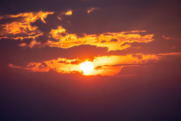 Sonnenuntergang am Meer mit Wolken