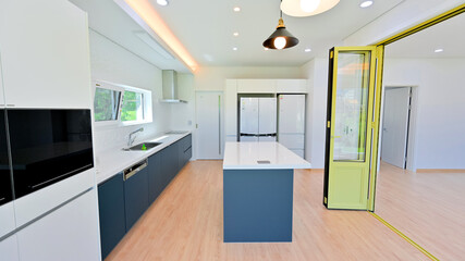 It is an interior concept that creates a sense of openness when the lime-colored folding doors are opened