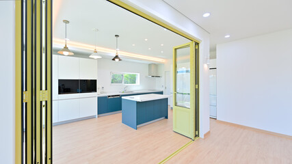 It is an interior concept that creates a sense of openness when you open the lime-colored folding door