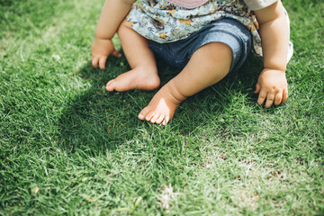 芝生と赤ちゃん © はるか 三浦