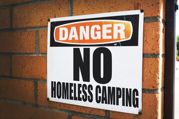 Fototapeta na wymiar Urban no homeless camping sign