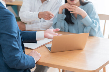 営業マンと高齢者夫婦