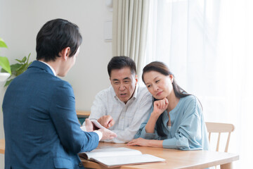 不動産購入を考えるシニア夫婦