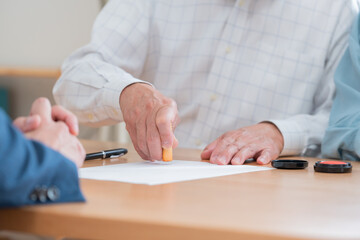 契約書にサインをするシニア夫婦